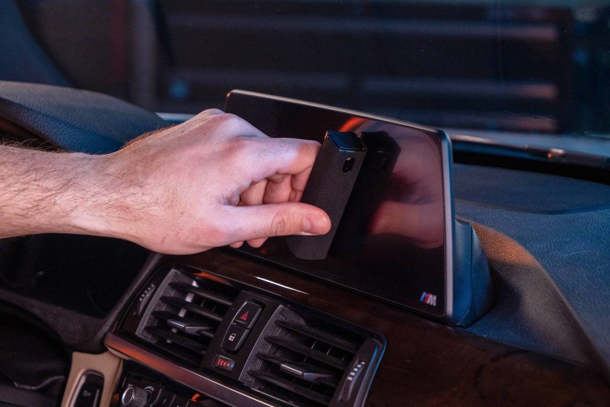 Keeping the Dust off of Your iDrive Display – Car Screen Cleaner or Wet Wipes?